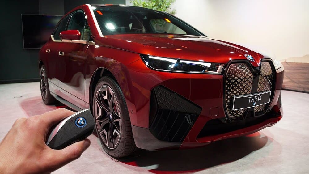 BMW bate recorde de vendas de carros elétricos de luxo em 2022