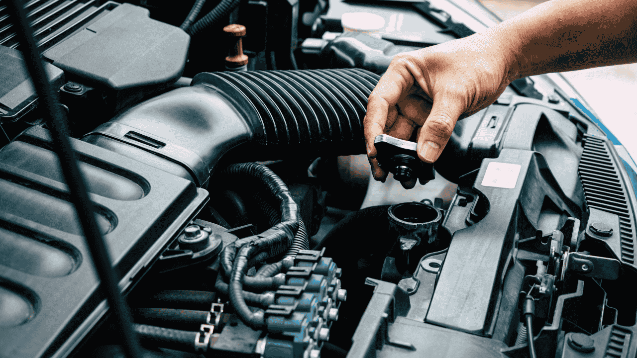 manutenção preventiva do seu carro sendo realizada em uma oficina mecânica